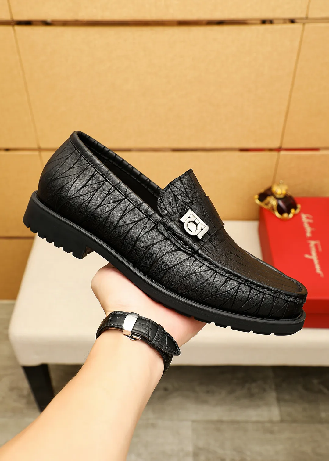 Men's shoes 💰520 💐 Product trademark: Ferragamo "Ferragamo" casual leather shoes Regular size: 38-44 (45.46🉑️customized) Product materials: Selected imported first-layer calfskin embossed upper + original hardware buckle, imported water-dyed cow leather lining. Strong three-dimensional visual effect, original outsole color: 1⃣️color optional